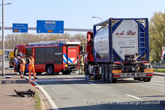Personenbus botst tegen vrachtwagen. Brandstoftank lek en N232 afgesloten.