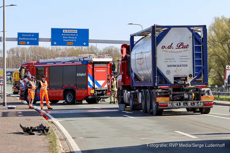 Personenbus botst tegen vrachtwagen. Brandstoftank lek en N232 afgesloten.