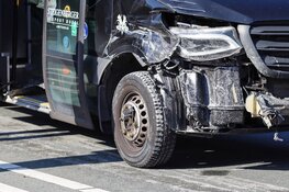 Personenbus botst tegen vrachtwagen. Brandstoftank lek en N232 afgesloten.