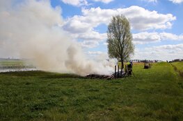 Graafmachine schiet brandweer te hulp bij brand in houtstapel voor insecten