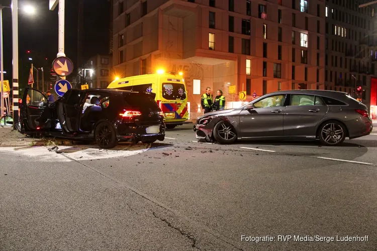 Flinke schade en gewonde na ongeval op kruising in Hoofddorp
