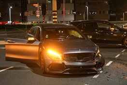 Flinke schade en gewonde na ongeval op kruising in Hoofddorp