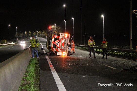 Wegwerkbus botst op vrachtwagen tijdens werkzaamheden op afgesloten A44
