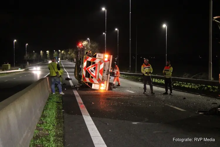 Wegwerkbus botst op vrachtwagen tijdens werkzaamheden op afgesloten A44