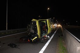 Wegwerkbus botst op vrachtwagen tijdens werkzaamheden op afgesloten A44