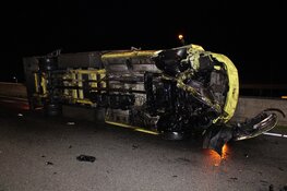 Wegwerkbus botst op vrachtwagen tijdens werkzaamheden op afgesloten A44