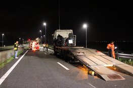Wegwerkbus botst op vrachtwagen tijdens werkzaamheden op afgesloten A44