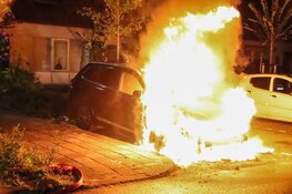 Auto in lichterlaaie in Hoofddorp