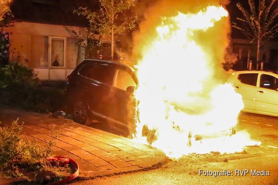 Auto in lichterlaaie in Hoofddorp