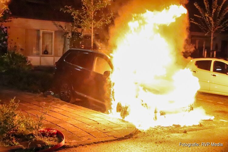 Auto in lichterlaaie in Hoofddorp