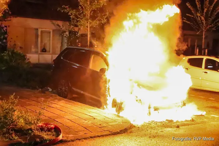 Auto in lichterlaaie in Hoofddorp