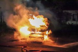 Auto in lichterlaaie in Hoofddorp