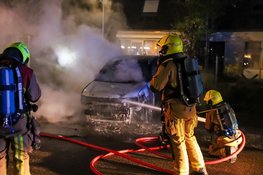 Auto in lichterlaaie in Hoofddorp