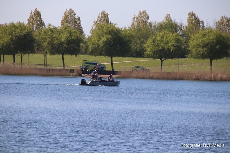 Grote zoekactie naar mogelijke drenkeling in Toolenburger plas in Hoofddorp