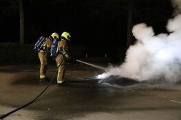 Scooterbanden in brand op parkeerplaats