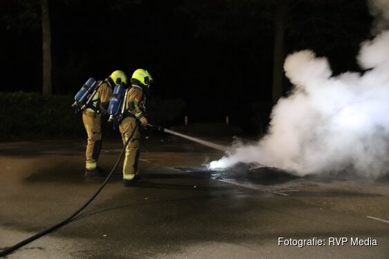 Scooterbanden in brand op parkeerplaats