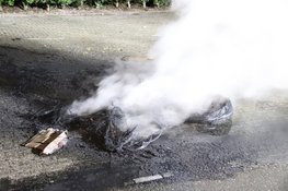 Scooterbanden in brand op parkeerplaats