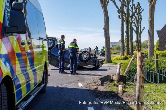 Auto botst op betonblok en vliegt over de kop