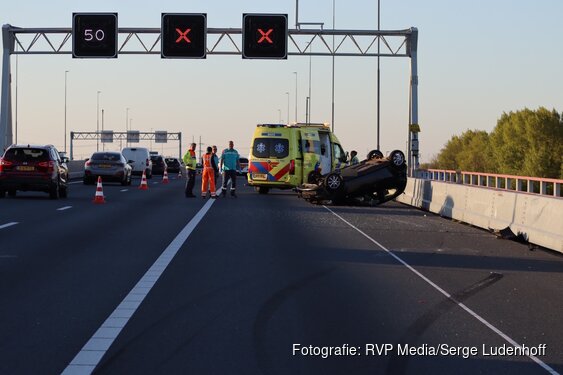 Auto slaat over de kop op A9 bij Boesingheliede, inzittende ongedeerd