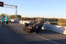 Auto slaat over de kop op A9 bij Boesingheliede, inzittende ongedeerd