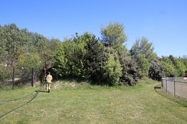 Bosjes in brand bij honkbalclub in Hoofddorp