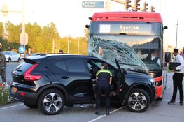 Auto botst op lijnbus in Hoofddorp