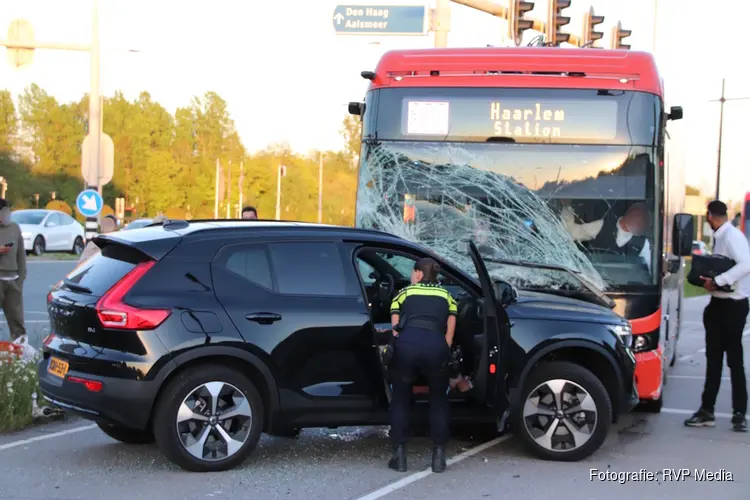 Auto botst op lijnbus in Hoofddorp
