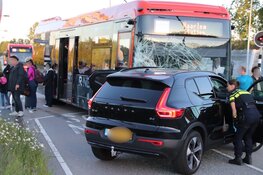 Auto botst op lijnbus in Hoofddorp
