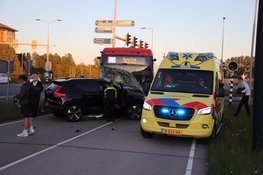 Auto botst op lijnbus in Hoofddorp
