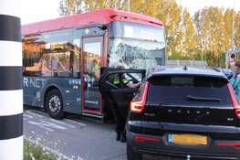 Auto botst op lijnbus in Hoofddorp