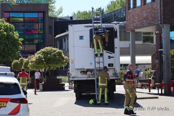 Brandje in trailer van vrachtwagen bij school in Hoofddorp