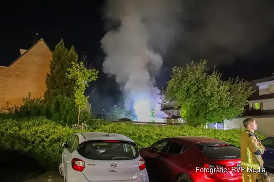 Uitslaande brand legt schuur in Hoofddorp in as