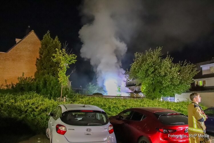Uitslaande brand in schuur in Hoofddorp