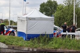Overleden persoon aangetroffen in water aan Oosteinderweg in Aalsmeer, politie onderzoekt toedracht