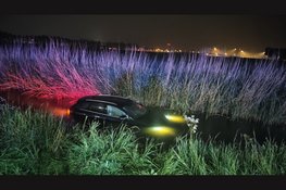 Auto te water bij eenzijdig ongeval Lijnden