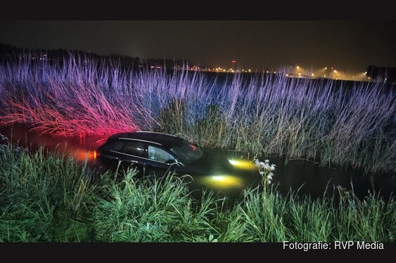 Auto te water bij eenzijdig ongeval Lijnden