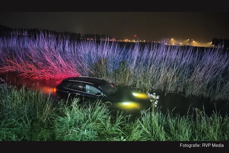 Auto te water bij eenzijdig ongeval Lijnden