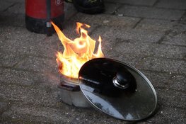 Vlam in de pan: brandweer haalt brandende pan uit woning