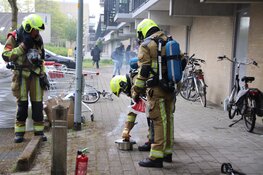 Vlam in de pan: brandweer haalt brandende pan uit woning