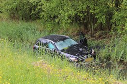 Auto te water langs Weg om de Noord in Hoofddorp