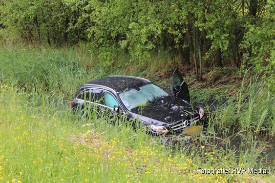 Auto te water langs Weg om de Noord in Hoofddorp