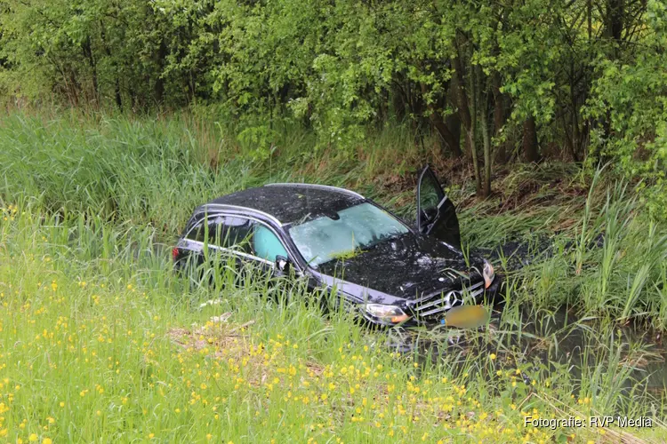 Auto te water langs Weg om de Noord in Hoofddorp