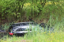 Auto te water langs Weg om de Noord in Hoofddorp