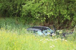 Auto te water langs Weg om de Noord in Hoofddorp