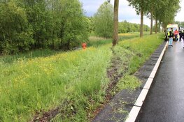 Auto te water langs Weg om de Noord in Hoofddorp