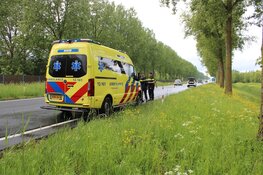 Auto te water langs Weg om de Noord in Hoofddorp