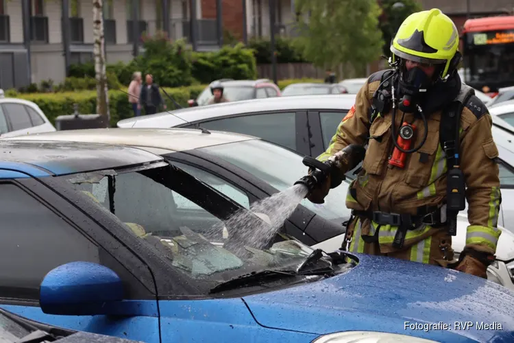 Auto opnieuw in brand aan Baron De Coubertinlaan in Hoofddorp