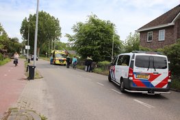 Scooterrijder raakt stoeprand en komt hard ten val