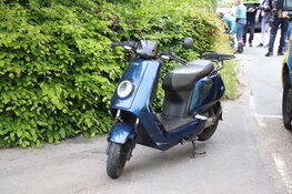 Scooterrijder raakt stoeprand en komt hard ten val