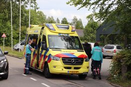 Scooterrijder raakt stoeprand en komt hard ten val